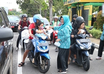 Rahma dan TP PKK Kota Tanjungpinang Berbagi Takjil di Pamedan