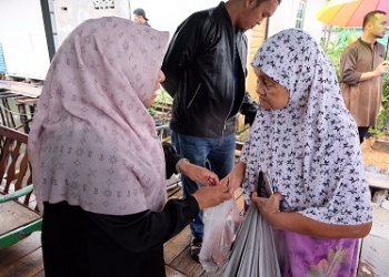 Sukacita Sambut Lebaran, Rahma Datangi Rumah Warga Kurang Mampu Bagikan Bantuan Daging Sapi