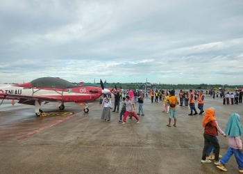 Ratusan Warga Tanjungpinang Antusias Saksikan Atraksi 7 Pesawat Jupiter Aerobatic