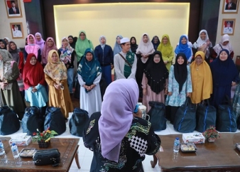Wali Kota Tanjungpinang Serahkan Bantuan Kompang Sebagai Bentuk Dukungan kepada BKMT