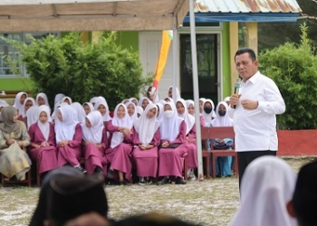 Kunjungan ke SMAN 1 Jemaja, Gubernur Ansar Memberikan Motivasi untuk Para Pelajar