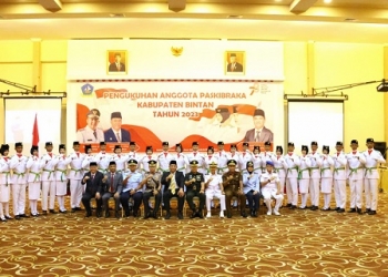 Pengukuhan 28 Anggota Paskibra Bintan, Pesan Bupati Jaga Kesehatan, Stamina dan Mental