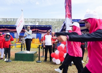 Terus Memeriahkan Hari Kemerdekaan, Hafizha Lepas Gerak Jalan Kampung di Teluk Bintan