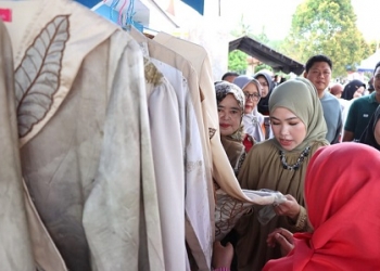Hafizha Rahmadhani Mengapresiasi Batik Daun dari Kader PKK Sei Lekop