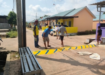 Menyambut HUT Kemerdekaan, Masyarakat Gesya Gurindam Gotong Royong Memperindah Jalan Perumahan