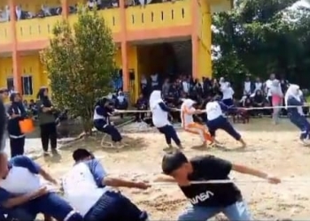 Keseruan Lomba Tarik Tambang di Sekolah SMAN 4 Tanjungpinang Warnai Hari Kemerdekaan