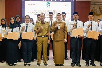 Tekankan Menjadi Pribadi ASN yang Berakhlak, Sekda Kepri Serahkan SK 15 PPPK Tenaga Teknis