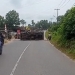 Sopir Banting Setir Hindari Mobil Berlawan Arah, Truk Bermuatan Pasir Terguling di Jalan Ganet