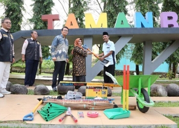 Serahkan Peralatan Kebersihan, Wako Rahma Harap Komunitas Peduli Lingkungan Semakin Semangat