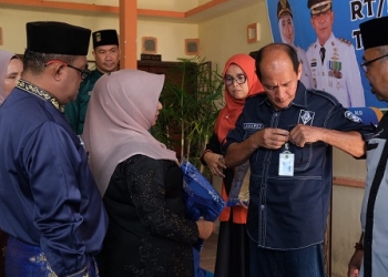 Bentuk Apresiasi Kinerja, Rahma Serahkan Satu Stel Baju Kurung Seragam dan ID Card untuk RT RW