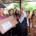 Melalui Program TJSL BTN, Kembali Rahma Serahkan Bantuan ke Pedagang Akau Potong Lembu