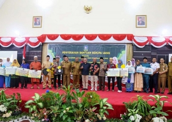 Ansar Serahkan Bantuan Pendidikan dan Keagamaan untuk Masyarakat Karimun