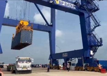 Pemanfaatan STS Crane Bongkar Muat di Terminal Batu Ampar Memberikan Efektivitas Layanan