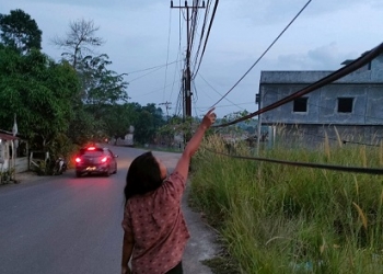 Dibiarkan Terjuntai Rendah, Kabel di Jalan Hang Kasturi Membahayakan Masyarakat Sekitar