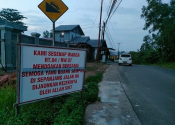 Poster Warga Hang Kasturi: Orang yang Buang Sampah Sembarangan di Jalan Dijauhkan Rezekinya