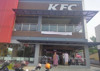 Restoran Cepat Saji Terfavorit, Terjadi Antrean Panjang Pembeli di KFC Batu 9
