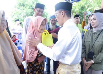 Program Perdana dari Kemensos, Hasan Menyerahkan Bantuan Permakanan untuk Lansia Keluarga Tunggal