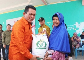 Serahkan Bantuan Beras di Nongsa, Doa Warga: Semoga Pak Ansar Menjadi Gubernur Kami 2 Periode