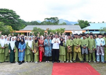 Berkunjung ke SMAN I Lingga, Ansar Langsung Merespon Permohonan Wakasek dan Minta Disdik Menindaklanjuti