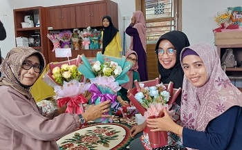 Dukung Perempuan Mandiri Ekonomi, DP3APM Latih Pembuatan Buket bagi 75 Perempuan Miskin & Rentan