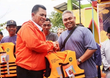 Bentuk Kepedulian, Ansar Serahkan Life Jacket, Ring Buoy & Becak Listrik ke Masyarakat Penyengat