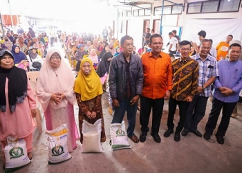 Gubernur Ansar dan Pj Wako Hasan Salurkan Bantuan Beras, Insentif Kebersihan, Nutrisi Bayi & Bumil
