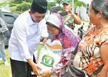 Penyerahan Beras, Ansar Sampaikan Program Transportasi Sekolah, Bea Siswa dan Modal UMKM