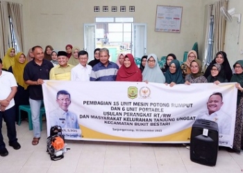 Penuhi Usulan RT RW, Hasan Serahkan Mesin Potong Rumput dan 6 Unit Speaker Portable