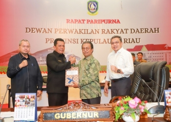 Gubernur Menyampaikan Ranperda Perubahan Atas Perda Nomor 3 Tahun 2021 Tentang RPJMD