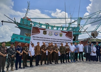 Kajati Kepri Menyaksikan Penyerahan Hibah 1 Unit Kapal Barang Rampasan Kejari Batam