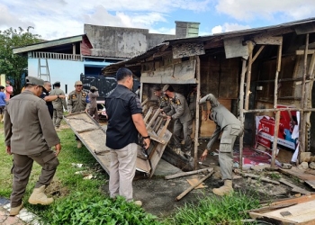 Duduki Lahan Pemerintah Tidak Indahkan Teguran, Satpol PP Bongkar Kedai Tuak di Jalan Bandara