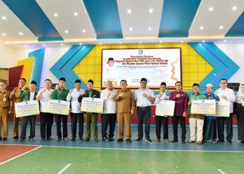 Terima Rp1,2 Juta per Orang, Ansar Serahkan Insentif Guru Pendidikan Penyuluh Agama Non ASN & Pemuka Agama