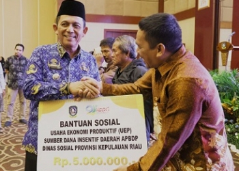 Ansar Serahkan Bantuan Sosial UEP dan Beras kepada Masyarakat Tanjungpinang dan Bintan