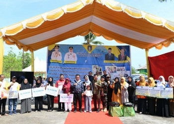 Peringatan Hari Nusantara, Ansar Perkuat Produktivitas Nelayan dengan Menyerahkan Beragam Bantuan