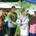 Roby Serahkan Bantuan Timbangan Analog ke 10 Kelompok Usaha