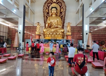 Pelaksanaan Ibadah Imlek, Vihara Avalokitesvara Graha Dipadati Warga Tionghoa Sejak Pagi