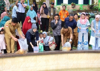Mini Zoo Kijang Kembali Beroperasi, Roby Bersama Masyarakat Keliling Lokasi dan Menebarkan Ikan Hias