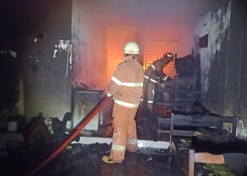 Diduga Alami Konsleting Listrik Kendaraan, Satu Unit Mobil Beserta Rumah Ludes Terbakar