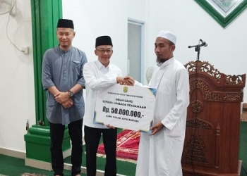 Serahkan Hibah Rp50 juta ke Masjid Baitut Taqwa, Pj Wako dan Jajaran Pemko Lakukan Safari Ramadhan