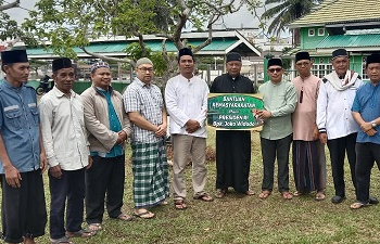 Kadis Sosial Kepri Menyerakan Bantuan Sapi Kurban di Lingga dari Presiden Jokowi