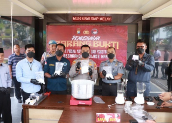 Dipasok dari Malaysia Gunakan Kapal Ferry melalui Pelabuhan Kukup, Polres Karimun Musnahkan 1,6 Kg Sabu