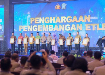 Gubernur Ansar Terima Penghargaan dari Kapolri atas Dukungan Pengembangan ETLE