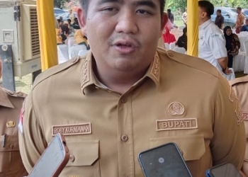 Bupati Roby Berencana Pembenahan Lapangan Bola Demang Lebar Daun di Kijang