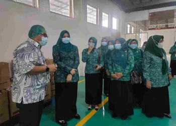 TP PKK Tanjungpinang Tinjau Produksi Pabrik Teh Prendjak
