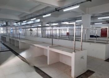 Lebih Memilih Jualan di Area Parkiran, Sudah Sebulan Lantai 2 Pasar Baru Kosong