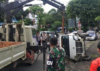 Akibat Lalai, Mobil Box Terguling di Jalan Tugu Pahlawan Tanjungpinang