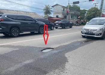 Lubang di Simpang Jalan Gatot Subroto Bahayakan Pengguna Jalan