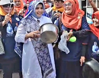 Disebut Wako Dandang Kuali, Para Emak-emak Sambut Rahma-Rizha Pakai Peralatan Masak