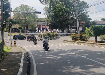 Bahayakan Pengendara, Warga: Udah 2 Hari Traffic Light Jalan Basuki Rahmat Padam