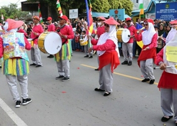 Bupati Roby Terhibur Penampilan Lansia di Pawai Budaya Bintan